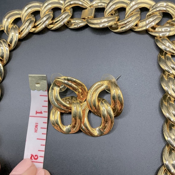 Vintage Gold Tone Jewelry Set Chunky Chain Runway Necklace Pierced Earrings - Picture 3 of 4
